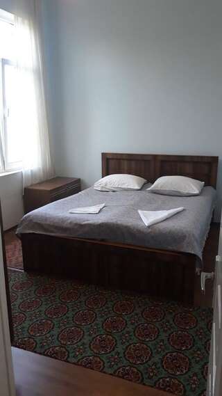 Гостевой дом Bagrati House Кутаиси Бюджетный двухместный номер с 1 кроватью или 2 отдельными кроватями-1